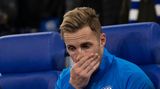 Der Schalker Torwart Ralf Fährmann sitzt auf der Bank und hält sich die rechte Hand vor den Mund