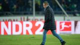 André Breitenreiter, Trainer von Hannover 96, geht mit gesenktem Kopf über den Platz