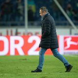 André Breitenreiter, Trainer von Hannover 96, geht mit gesenktem Kopf über den Platz