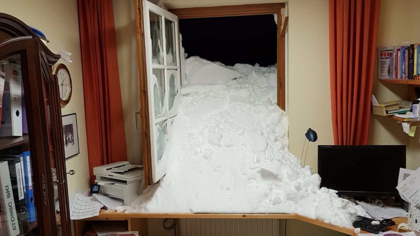 15. Januar: Glück im Unglück Ramsau, Österreich. Schneemassen bahnen sich den Weg in das Innere eines Hotels. Eine nächtliche Lawine hat in Ramsau in Österreich ein Hotel getroffen, die 60 Gäste und Angestellten konnten nach Angaben der Polizei vom Dienstagmorgen das Gebäude unverletzt verlassen.