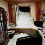 Ramsau, Österreich. Schneemassen bahnen sich den Weg in das Innere eines Hotels. Eine nächtliche Lawine hat in Ramsau in Österreich ein Hotel getroffen, die 60 Gäste und Angestellten konnten nach Angaben der Polizei vom Dienstagmorgen das Gebäude unverletzt verlassen.