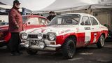 Auch ein Ford Escort wagte sich aufs Eis