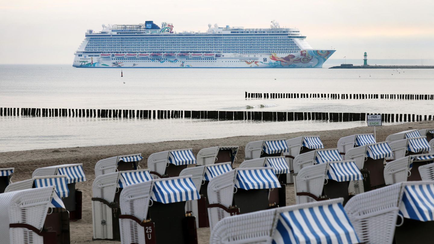Deutschland: Warnemünde  Warnemünde ist einer der wichtigsten Kreuzfahrtorte in der Ostsee. Die Hafenstadt vor den Toren der Hansestadt Rostock gilt auch als Ausgangspunkt für Gäste, die von weit her kommen, um von hier aus Berlin als Tagesausflug per Bus zu besuchen.