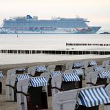 Deutschland: Warnemünde  Warnemünde ist einer der wichtigsten Kreuzfahrtorte in der Ostsee. Die Hafenstadt vor den Toren der Hansestadt Rostock gilt auch als Ausgangspunkt für Gäste, die von weit her kommen, um von hier aus Berlin als Tagesausflug per Bus zu besuchen.