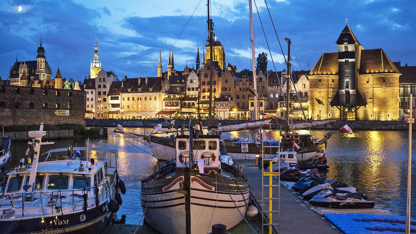Mare Baltikum: Polen: Danzig Die großen Kreuzfahrtschiffe machen in Danzigs Nachbarstadt Gdingen - auf Polnisch Gdansk - fest. Zusammen mit dem Seebad Sopot gibt es hier in der Danziger Bucht viel Historisches zu entdecken, wie die Altstadt von Danzig, das Solidarność-Zentrum und das neue Museum des Zweiten Weltkrieges. Polen: Danzig Die großen Kreuzfahrtschiffe machen in Danzigs Nachbarstadt Gdingen - auf Polnisch Gdansk - fest. Zusammen mit dem Seebad Sopot gibt es hier in der Danziger Bucht viel Historisches zu entdecken, wie die Altstadt von Danzig, das Solidarność-Zentrum und das neue Museum des Zweiten Weltkrieges.