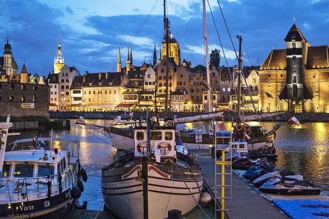 Polen: Danzig  Die großen Kreuzfahrtschiffe machen in Danzigs Nachbarstadt Gdingen - auf Polnisch Gdansk - fest. Zusammen mit dem Seebad Sopot gibt es hier in der Danziger Bucht viel Historisches zu entdecken, wie die Altstadt von Danzig, das Solidarność-Zentrum und das neue Museum des Zweiten Weltkrieges.