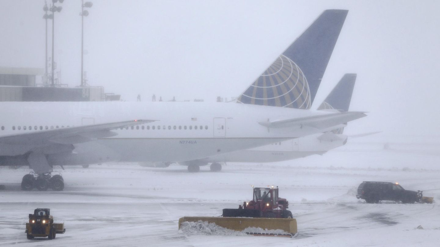United-Airlines-Flugzeug im Schnee