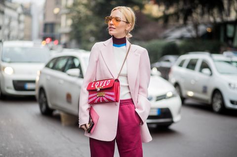 Frau in pinker Jogginghose im Streetstyle