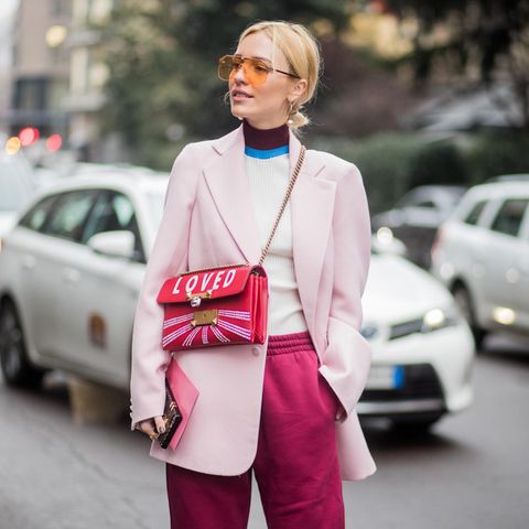 Frau in pinker Jogginghose im Streetstyle
