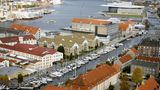 Dänemark: Kopenhagen  Die Hauptstadt Dänemarks wird bei kaum einer Ostseekreuzfahrt ausgelassen. Doch wer Kopenhagen auf eigene Faust entdecken möchte, ist auf einen Transferbus oder eine Taxifahrt angewiesen: Kopenhagens Piers für Kreuzfahrtschiffe wie der Ocean Quay liegen weiter draußen - mit einer Ausnahme: bis auf den Langeliniekaj gleich bei der Meerjungfrau.
