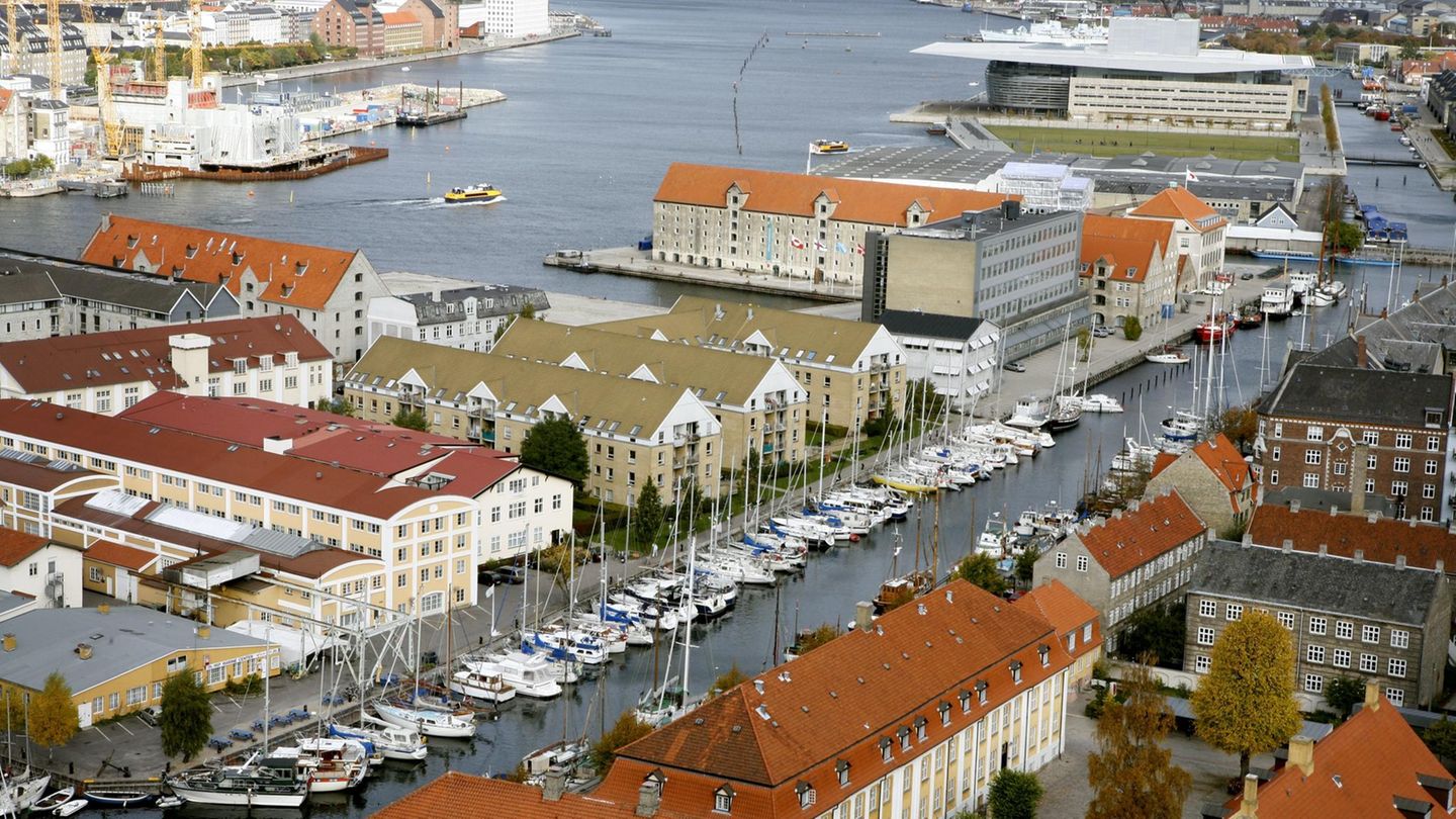 Mare Baltikum: Dänemark: Kopenhagen Die Hauptstadt Dänemarks wird bei kaum einer Ostseekreuzfahrt ausgelassen. Doch wer Kopenhagen auf eigene Faust entdecken möchte, ist auf einen Transferbus oder eine Taxifahrt angewiesen: Kopenhagens Piers für Kreuzfahrtschiffe wie der Ocean Quay liegen weiter draußen - mit einer Ausnahme: bis auf den Langeliniekaj gleich bei der Meerjungfrau. Dänemark: Kopenhagen Die Hauptstadt Dänemarks wird bei kaum einer Ostseekreuzfahrt ausgelassen. Doch wer Kopenhagen auf eigene Faust entdecken möchte, ist auf einen Transferbus oder eine Taxifahrt angewiesen: Kopenhagens Piers für Kreuzfahrtschiffe wie der Ocean Quay liegen weiter draußen - mit einer Ausnahme: bis auf den Langeliniekaj gleich bei der Meerjungfrau.