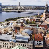 Lettland: Riga  Von den drei Ländern des Balitkums ist Riga die größte Stadt. Die Hauptstadt Lettlands an der Mündung der Düna ist für ihre Jugendstilarchitektur und den mittelalterlichen Stadtkern berühmt.