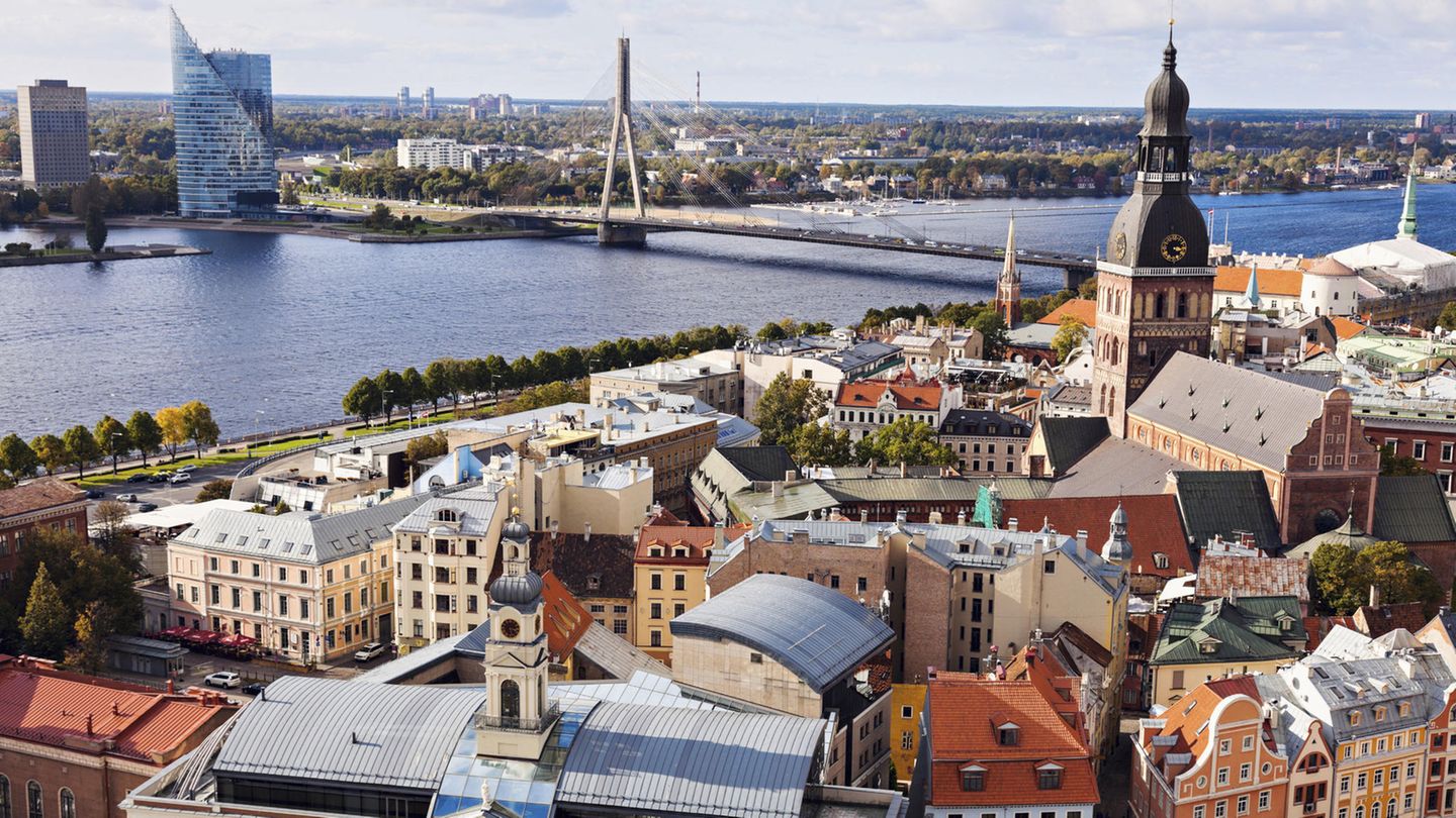 Lettland: Riga  Von den drei Ländern des Balitkums ist Riga die größte Stadt. Die Hauptstadt Lettlands an der Mündung der Düna ist für ihre Jugendstilarchitektur und den mittelalterlichen Stadtkern berühmt.