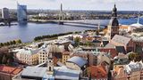 Lettland: Riga  Von den drei Ländern des Balitkums ist Riga die größte Stadt. Die Hauptstadt Lettlands an der Mündung der Düna ist für ihre Jugendstilarchitektur und den mittelalterlichen Stadtkern berühmt.