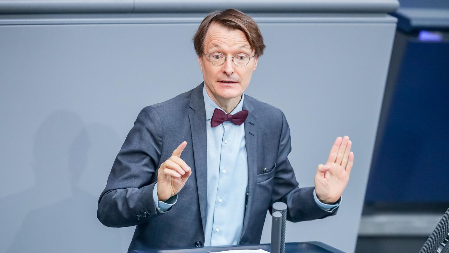 Karl Lauterbach hält eine Rede im Bundestag