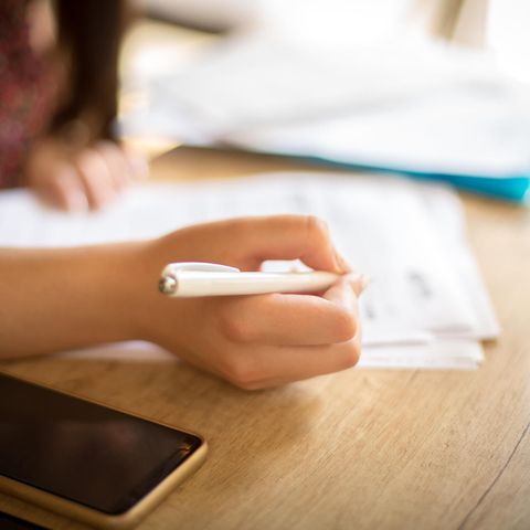 Frau mit Stift in der Hand