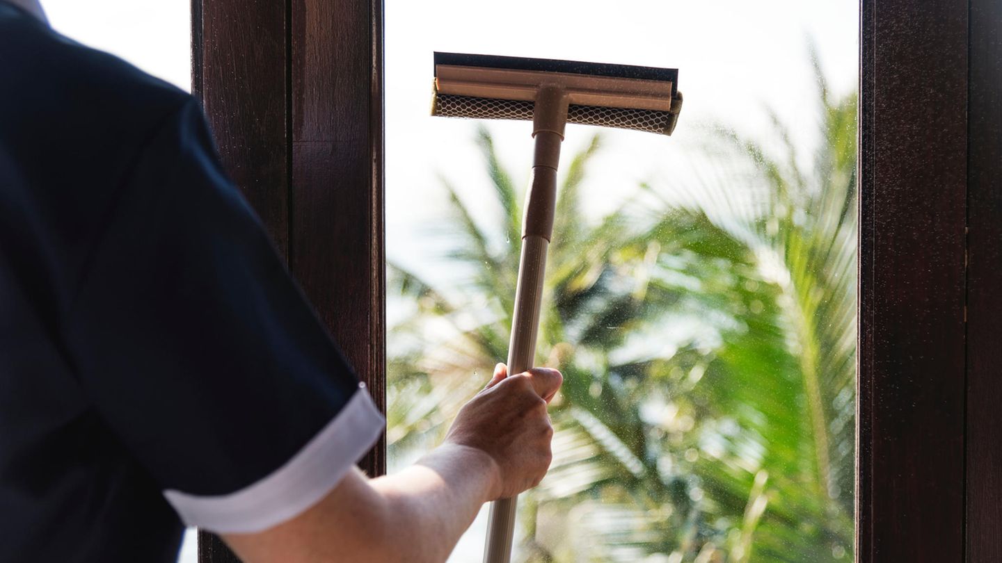 Die Frau soll laut ersten Ermittlungen das Fenster geöffnet haben, um es zu reinigen (Symbolfoto)