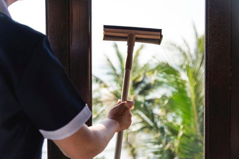 Die Frau soll laut ersten Ermittlungen das Fenster geöffnet haben, um es zu reinigen (Symbolfoto)