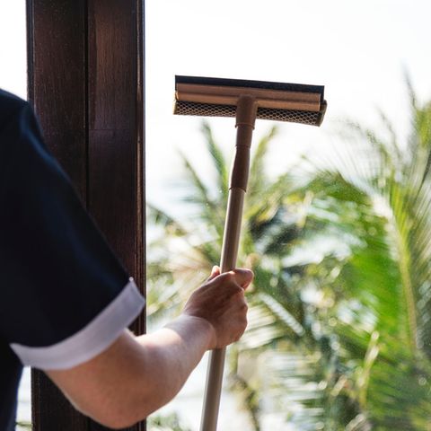 Die Frau soll laut ersten Ermittlungen das Fenster geöffnet haben, um es zu reinigen (Symbolfoto)