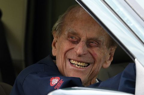 Prinz Philip lacht aus dem geöffneten Fahrerfenster eines Autos