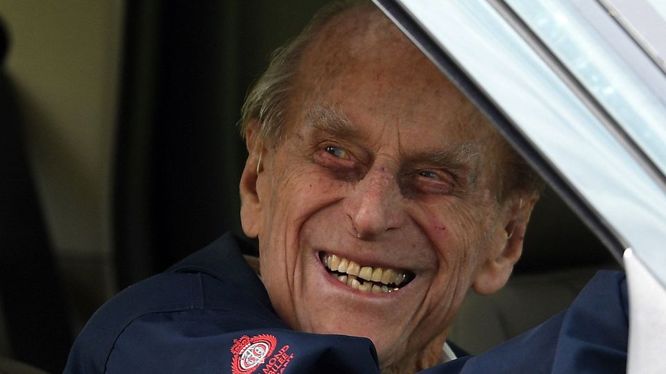 Prinz Philip lacht aus dem geöffneten Fahrerfenster eines Autos