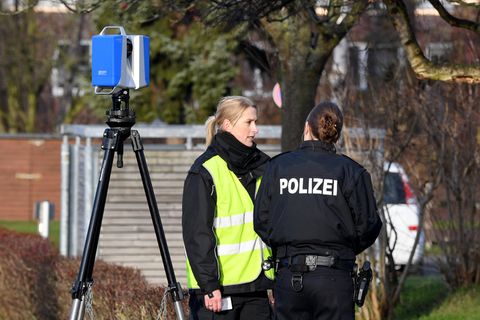 Polizisten in Schönberg bei Kiel, nachdem dort eine Dreifachmutter gestorben ist