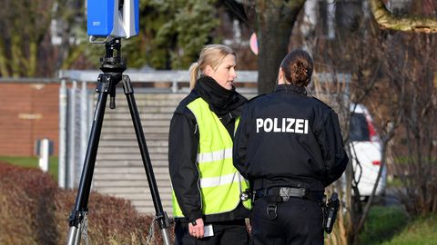 Polizisten in Schönberg bei Kiel, nachdem dort eine Dreifachmutter gestorben ist