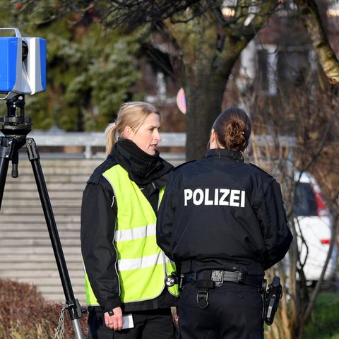 Polizisten in Schönberg bei Kiel, nachdem dort eine Dreifachmutter gestorben ist