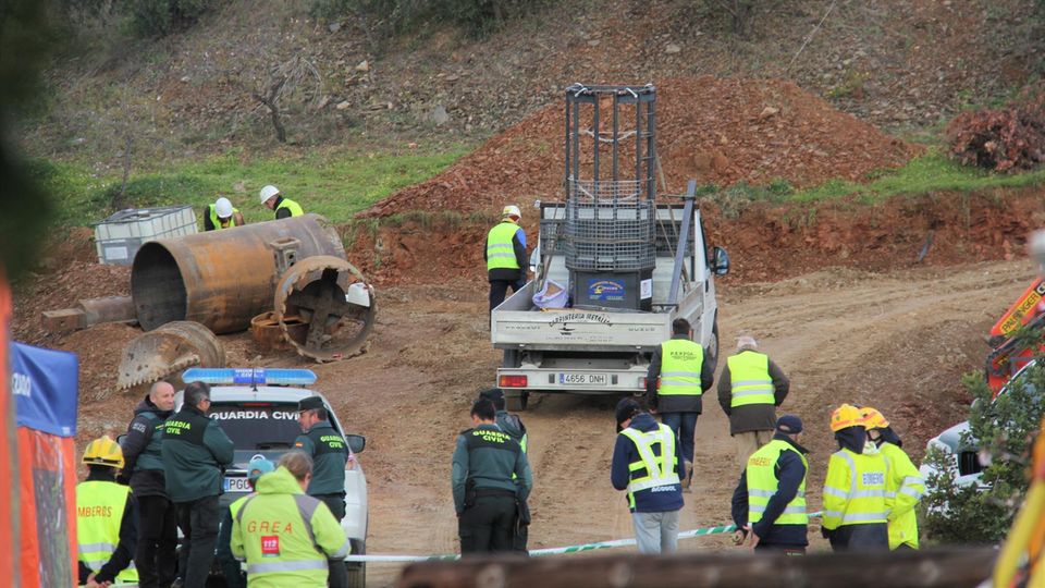 Sei vergangenen Sonntag arbeiten Retter an der Unglücksstelle und hoffen, den Zweijährigen lebend zu bergen