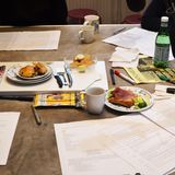 Drehbuchseiten, Snacks und Wasser für die Sprecher, Utensilien zum Geräuschemachen