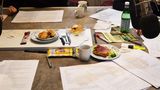 Drehbuchseiten, Snacks und Wasser für die Sprecher, Utensilien zum Geräuschemachen