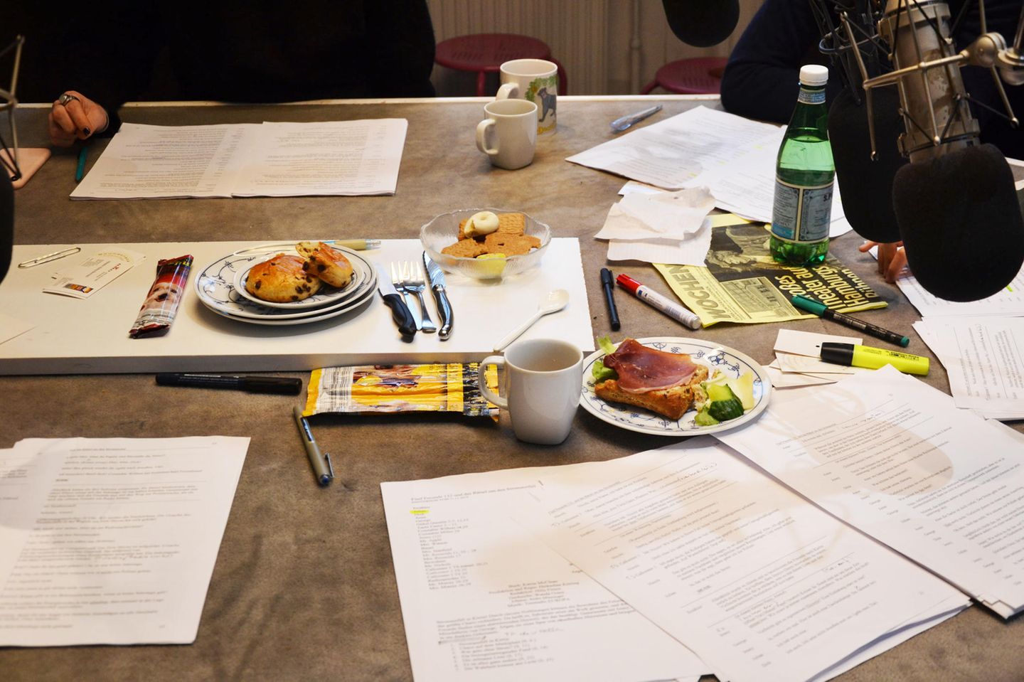 Drehbuchseiten, Snacks und Wasser für die Sprecher, Utensilien zum Geräuschemachen