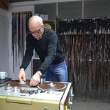 Tontechniker Hans Joachim Dethlof wechselt eine der Tonbandrollen aus, auf die die Hörspiele analog aufgenommen werden