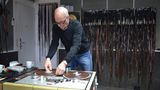 Tontechniker Hans Joachim Dethlof wechselt eine der Tonbandrollen aus, auf die die Hörspiele analog aufgenommen werden