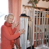 Ein Windspiel, analoge Telefone, raschelnde Schilfhalme oder klirrende Ketten: Die Hörspiel-Produzentin hat alles da, was Geräusche macht