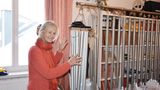 Ein Windspiel, analoge Telefone, raschelnde Schilfhalme oder klirrende Ketten: Die Hörspiel-Produzentin hat alles da, was Geräusche macht