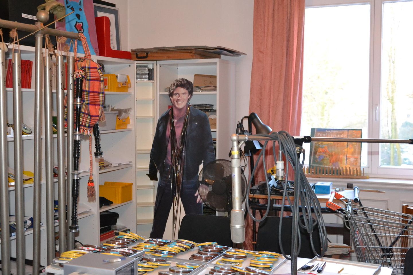 In der Ecke des Requisitenraums wird David Hasselhoff zum Tonband-Ständer