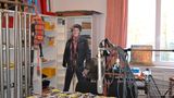 In der Ecke des Requisitenraums wird David Hasselhoff zum Tonband-Ständer