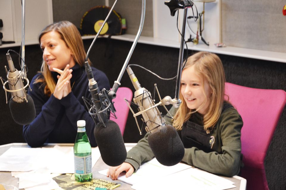 Ihre erste große Sprechrolle: Lina Demtröder, 11, neben Theresa Underberg, 33, die die "Anne" spricht
