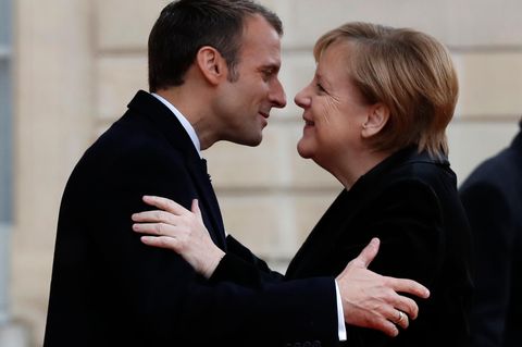 Emmanuel Macron, Präsident von Frankreich, begrüßt Bundeskanzlerin Angela Merkel im Elyseepalast