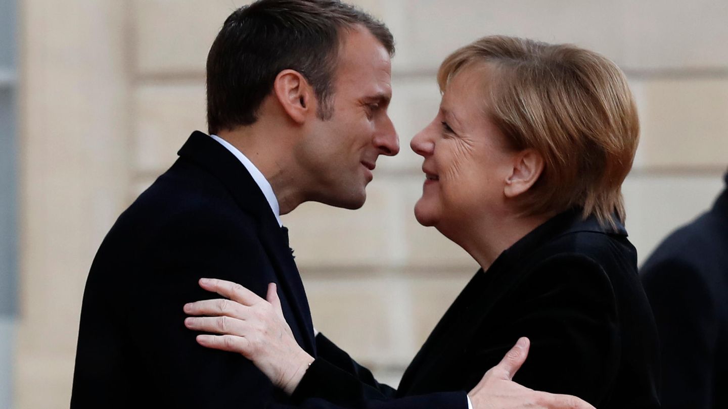 Emmanuel Macron, Präsident von Frankreich, begrüßt Bundeskanzlerin Angela Merkel im Elyseepalast