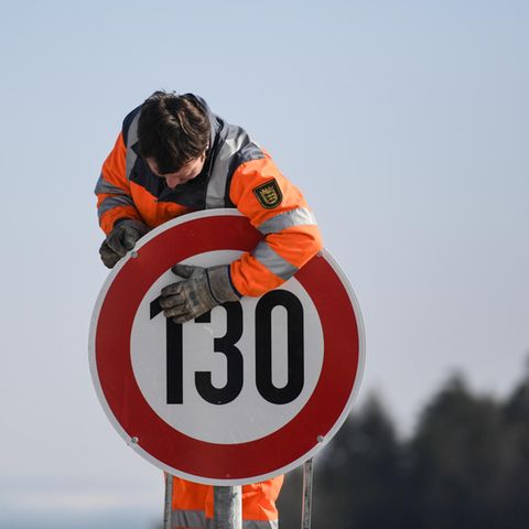 Auf der Autobahn generell nur 130 Stundenkilometer fahren? Wer ein allgemeines Tempolimit in Deutschland vorschlägt, macht sich schnell unbeliebt.