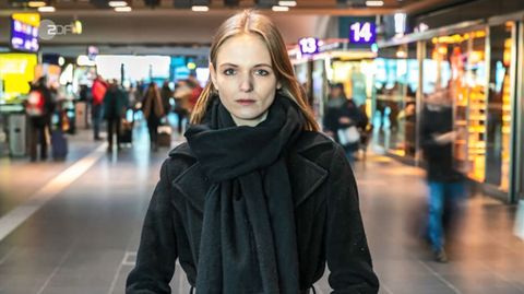 Ex-Model Jessica Bergs steht in einem Bahnhof und blickt in die Kamera