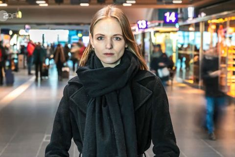 Ex-Model Jessica Bergs steht in einem Bahnhof und blickt in die Kamera