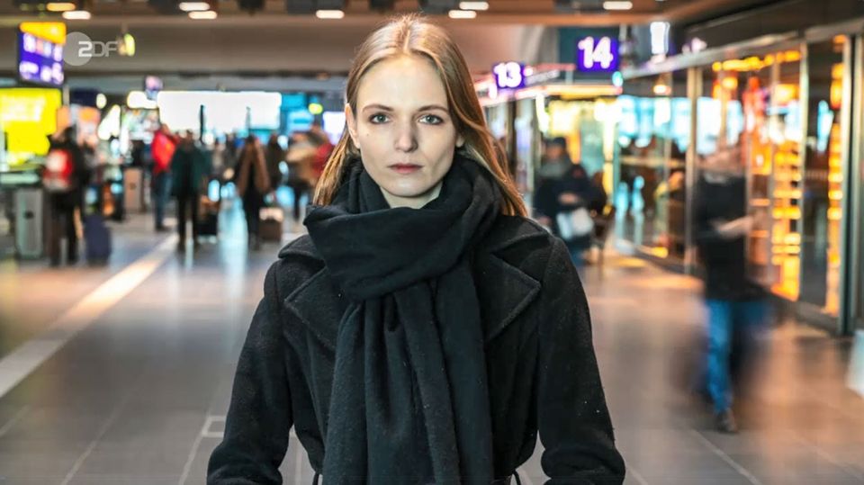 Ex-Model Jessica Bergs berichtet über den Magerwahn in der Modebranche Ex-Model Jessica Bergs steht in einem Bahnhof und blickt in die Kamera