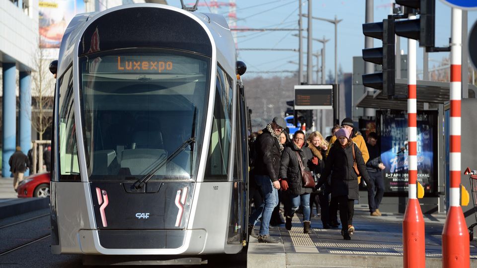Öffentlicher Nahverkehr in Luxemburg: Eine Tramstation hält an einer Haltestelle