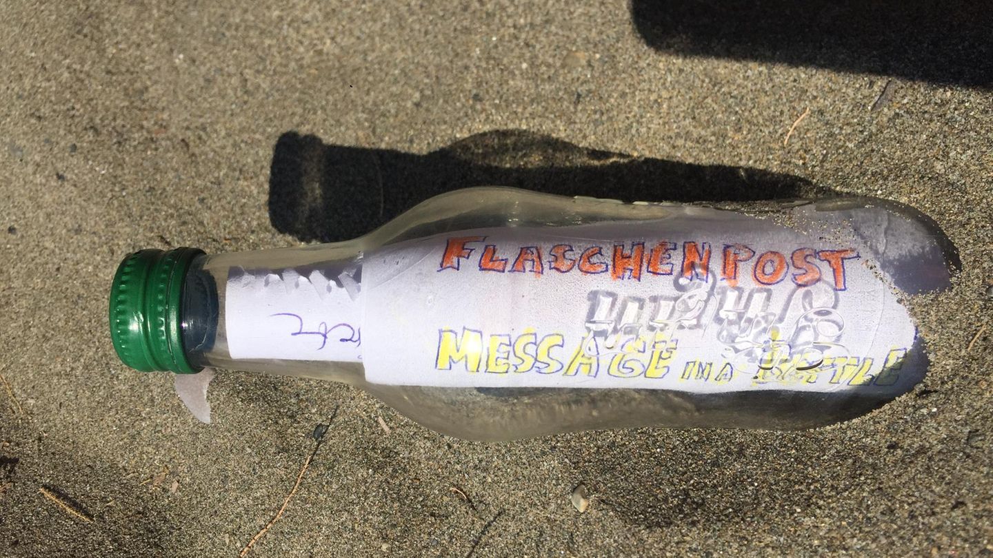 So sah die Flaschenpost aus, kurz bevor Sie von einer Küste Kretas aus auf die Reise ging. Vier Monate später fand eine israelische Familie sie an einem Strand im Norden des Landes.