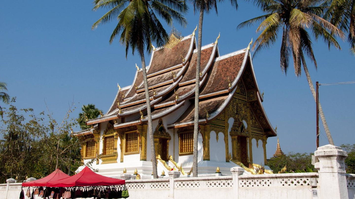 Die 67.000 Einwohner Luang Prabangs leben zwischen Tempeln, Kolonialarchitektur und reichlich Grün. Der Tempel Ho Phra Bang ist Teil des Palastmuseums.