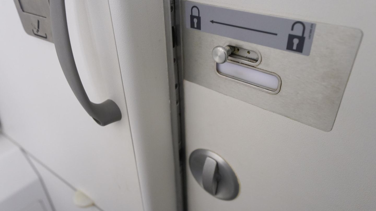 Eine Toilette in einem Flugzeug
