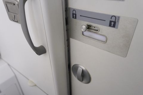 Eine Toilette in einem Flugzeug